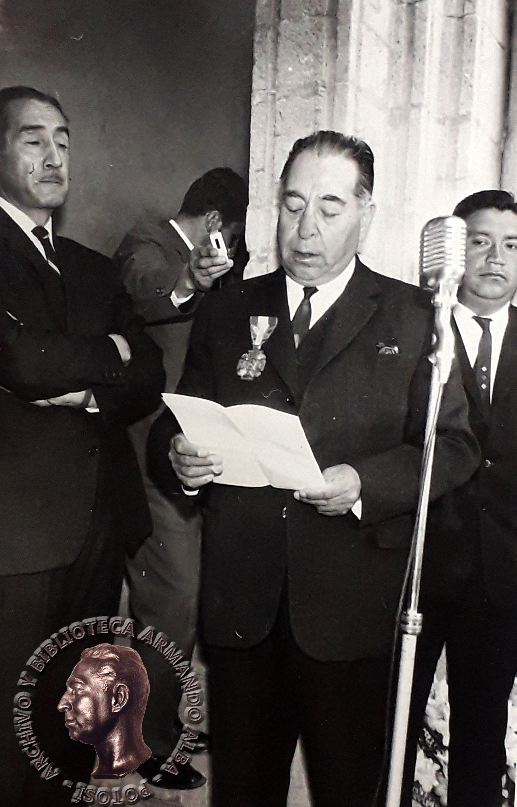 Armando Alba recibiendo el primer premio nacional de cultura (agosto de 1969)